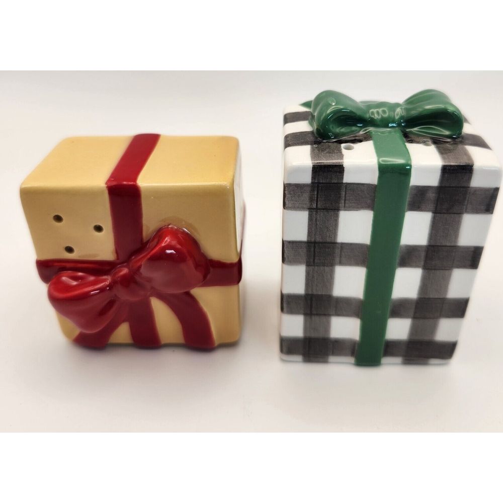 2023 Hallmark VIP Salt & Pepper Shaker Set‎ Christmas Present Gift Box New - Picture 5 of 14